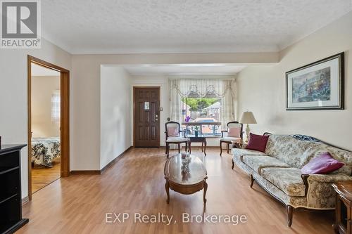 6286 Culp Street, Niagara Falls (216 - Dorchester), ON - Indoor Photo Showing Living Room