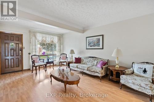 6286 Culp Street, Niagara Falls (216 - Dorchester), ON - Indoor Photo Showing Living Room