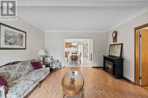 6286 Culp Street, Niagara Falls (216 - Dorchester), ON - Indoor Photo Showing Living Room