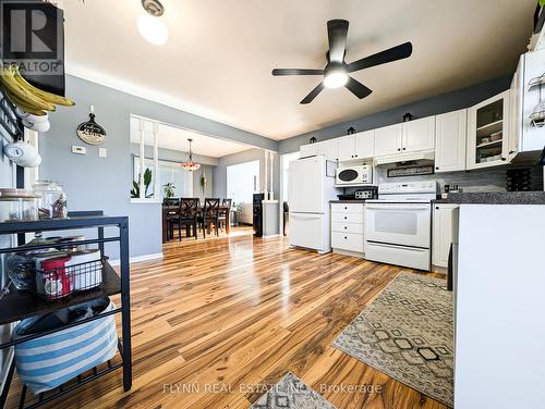 3118 Riselay Avenue, Fort Erie, ON - Indoor Photo Showing Kitchen