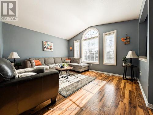 3118 Riselay Avenue, Fort Erie, ON - Indoor Photo Showing Living Room