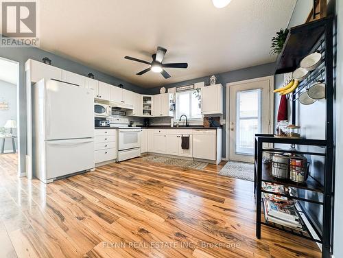 3118 Riselay Avenue, Fort Erie, ON - Indoor Photo Showing Kitchen