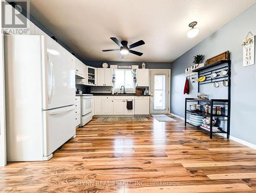 3118 Riselay Avenue, Fort Erie, ON - Indoor Photo Showing Kitchen