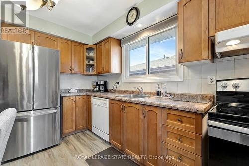 65 1/2 Eastbury Drive, Hamilton, ON - Indoor Photo Showing Kitchen