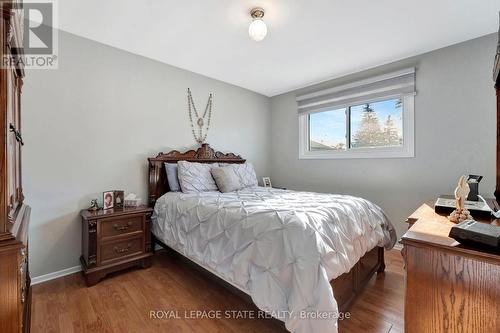 65 1/2 Eastbury Drive, Hamilton, ON - Indoor Photo Showing Bedroom