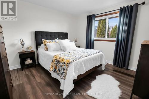 30 Rolling Acres Drive, Welland, ON - Indoor Photo Showing Bedroom