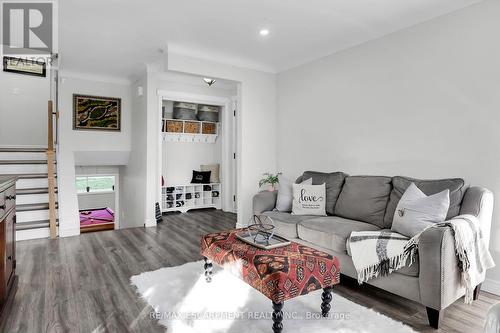 30 Rolling Acres Drive, Welland, ON - Indoor Photo Showing Living Room