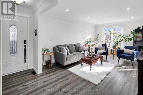 30 Rolling Acres Drive, Welland, ON - Indoor Photo Showing Living Room