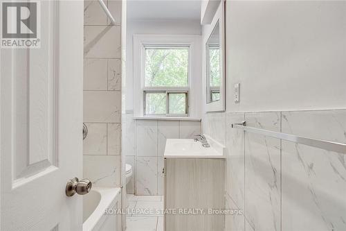 94 Wentworth Street N, Hamilton, ON - Indoor Photo Showing Bathroom