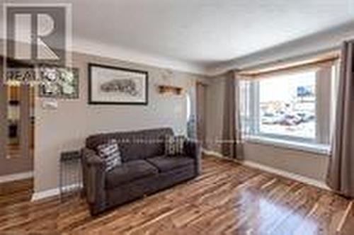 112 Rosewood Road, Hamilton, ON - Indoor Photo Showing Living Room