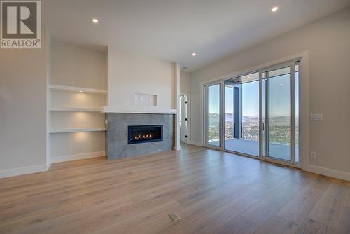 1018 Emslie Street, Kelowna, BC - Indoor Photo Showing Living Room With Fireplace