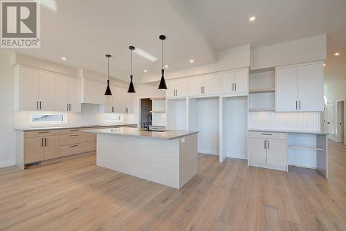 1018 Emslie Street, Kelowna, BC - Indoor Photo Showing Kitchen