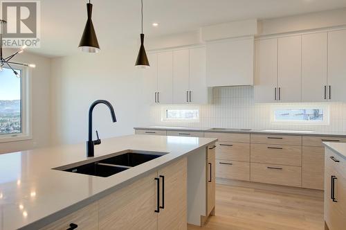 1018 Emslie Street, Kelowna, BC - Indoor Photo Showing Kitchen With Double Sink With Upgraded Kitchen