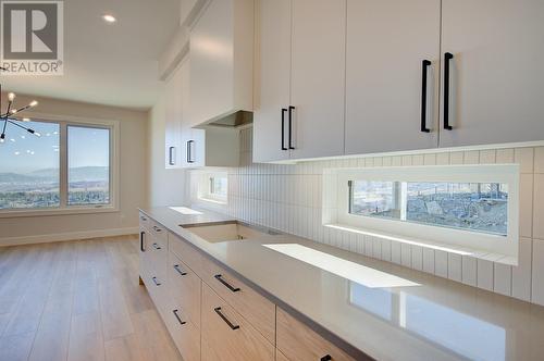 1018 Emslie Street, Kelowna, BC - Indoor Photo Showing Kitchen