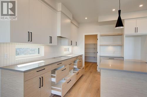 1018 Emslie Street, Kelowna, BC - Indoor Photo Showing Kitchen