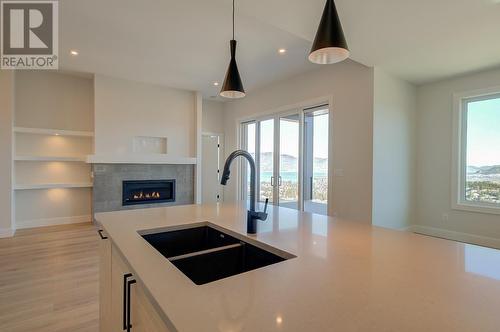 1018 Emslie Street, Kelowna, BC - Indoor Photo Showing Kitchen With Double Sink