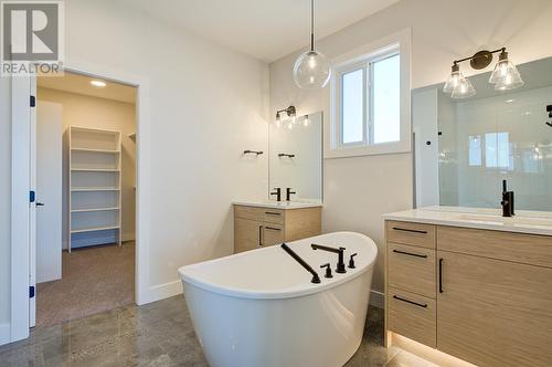 1018 Emslie Street, Kelowna, BC - Indoor Photo Showing Bathroom