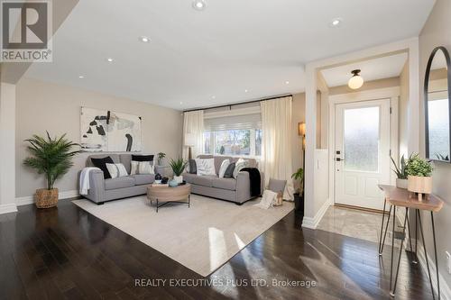 9 Hazelbury Drive, King, ON - Indoor Photo Showing Living Room