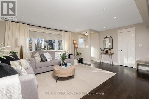 9 Hazelbury Drive, King, ON - Indoor Photo Showing Living Room