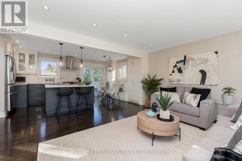 9 Hazelbury Drive, King, ON - Indoor Photo Showing Living Room