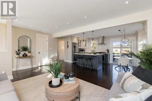 9 Hazelbury Drive, King, ON - Indoor Photo Showing Living Room