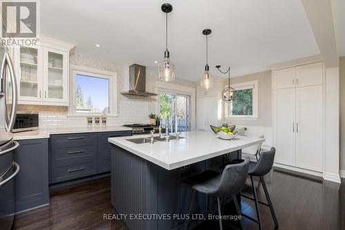 9 Hazelbury Drive, King, ON - Indoor Photo Showing Kitchen With Upgraded Kitchen