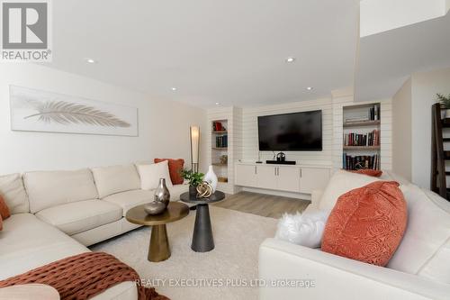 9 Hazelbury Drive, King, ON - Indoor Photo Showing Living Room