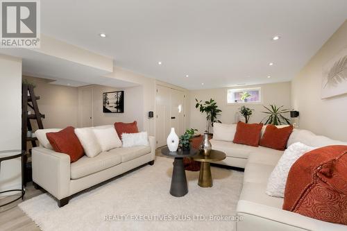 9 Hazelbury Drive, King, ON - Indoor Photo Showing Living Room