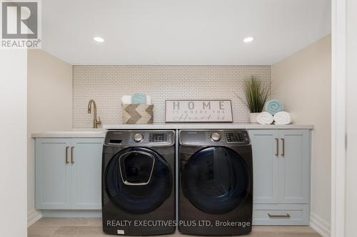 9 Hazelbury Drive, King, ON - Indoor Photo Showing Laundry Room