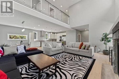 150 Lakewood Drive, Amherstburg, ON - Indoor Photo Showing Living Room