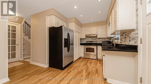 14 Simmons Boulevard, Brampton, ON - Indoor Photo Showing Kitchen