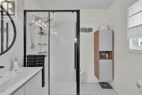 9 Heaton Street, Amherstburg, ON - Indoor Photo Showing Bathroom