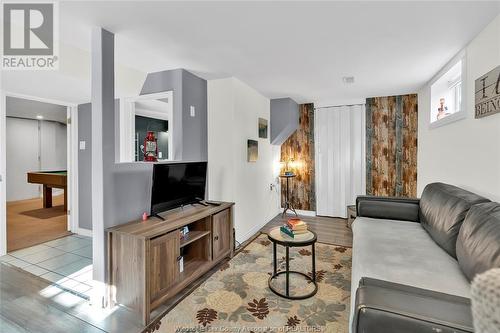 9 Heaton Street, Amherstburg, ON - Indoor Photo Showing Living Room