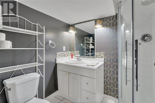 9 Heaton Street, Amherstburg, ON - Indoor Photo Showing Bathroom