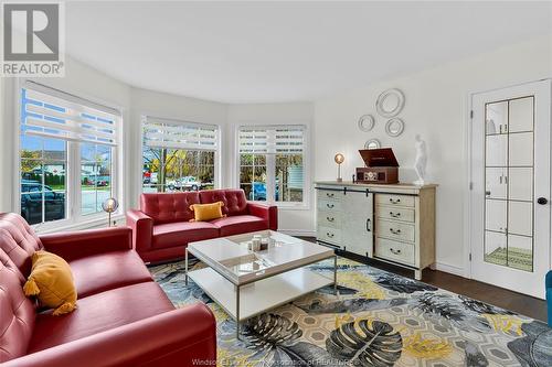 9 Heaton Street, Amherstburg, ON - Indoor Photo Showing Living Room