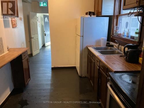 4548 Victoria Avenue, Niagara Falls, ON - Indoor Photo Showing Kitchen With Double Sink