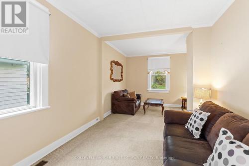 270 Currell Avenue, Ottawa, ON - Indoor Photo Showing Living Room