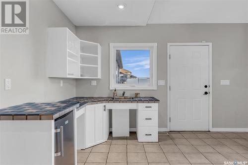 230 Brookhurst Crescent, Saskatoon, SK - Indoor Photo Showing Kitchen