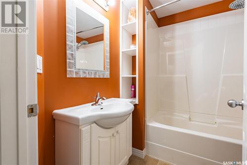 230 Brookhurst Crescent, Saskatoon, SK - Indoor Photo Showing Bathroom