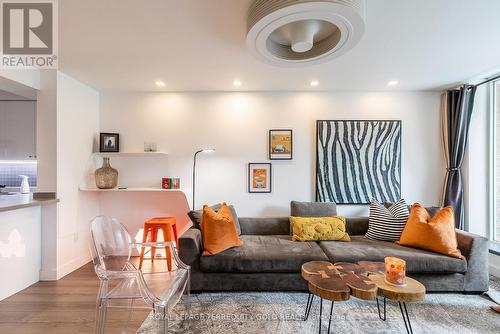 803 - 330 Adelaide Street E, Toronto, ON - Indoor Photo Showing Living Room