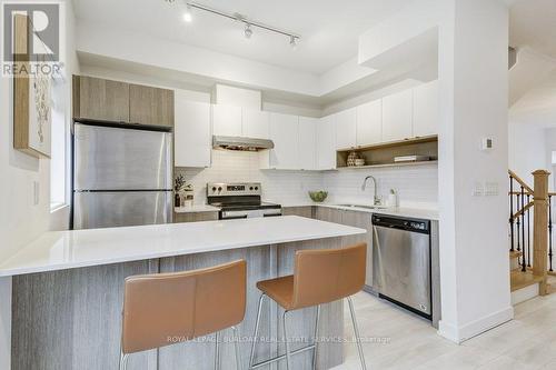 62 - 1121 Cooke Boulevard, Burlington, ON - Indoor Photo Showing Kitchen With Upgraded Kitchen