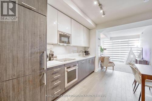 1711 - 330 Richmond Street W, Toronto, ON - Indoor Photo Showing Kitchen