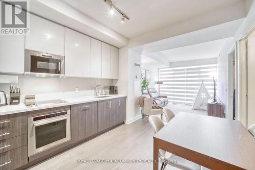 1711 - 330 Richmond Street W, Toronto, ON - Indoor Photo Showing Kitchen