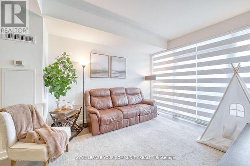 1711 - 330 Richmond Street W, Toronto, ON - Indoor Photo Showing Living Room