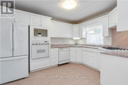 3508 Heritage Lane, Lincoln (980 - Lincoln-Jordan/Vineland), ON - Indoor Photo Showing Kitchen With Double Sink