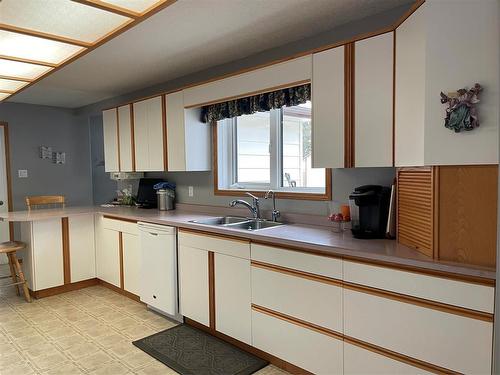 Swan River, Manitoba - Indoor Photo Showing Kitchen With Double Sink