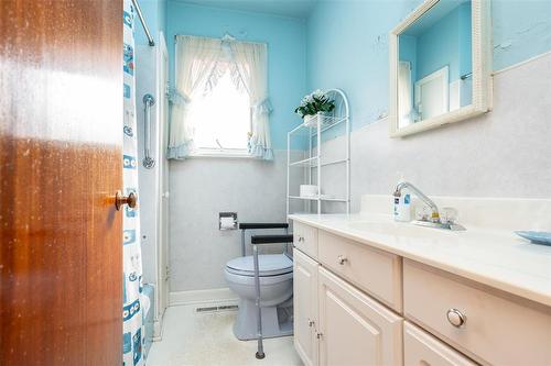 572 Hazel Dell Avenue, Winnipeg, MB - Indoor Photo Showing Bathroom