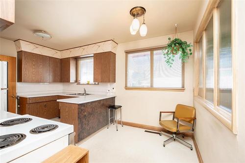 572 Hazel Dell Avenue, Winnipeg, MB - Indoor Photo Showing Kitchen