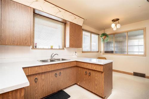 572 Hazel Dell Avenue, Winnipeg, MB - Indoor Photo Showing Kitchen With Double Sink