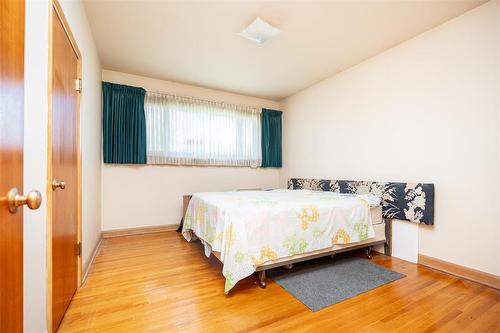 572 Hazel Dell Avenue, Winnipeg, MB - Indoor Photo Showing Bedroom